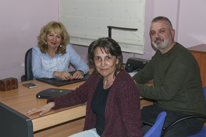María Dolores Luna acompañada por parte de su equipo de trabajo, Pepa Ramón y Delfino Cuello
