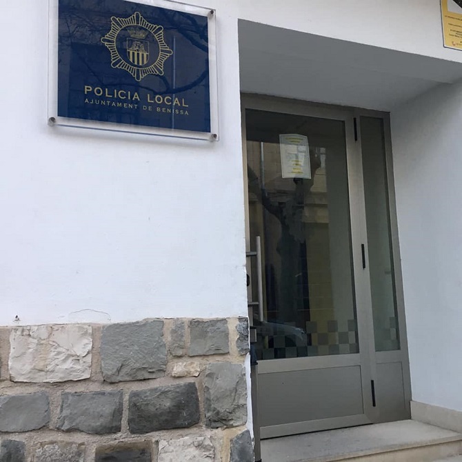 Cerrado y con un cartel señalando los teléfonos a los que llamar en caso de emergencia, se encontraron los ciudadanos que acudieron al retén policial el pasado viernes