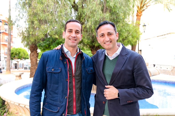 Arturo Poquet (candidato a la alcaldía de Benissa por el PP) posa con César Sánchez (candidato del PP al congreso de los Diputados por la provincia de Alicante).