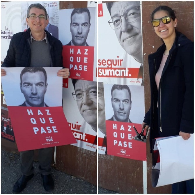Manuel Juan y Carol Ivars, durante la pegada de carteles de las elecciones generales previstas para el 28 de abril.