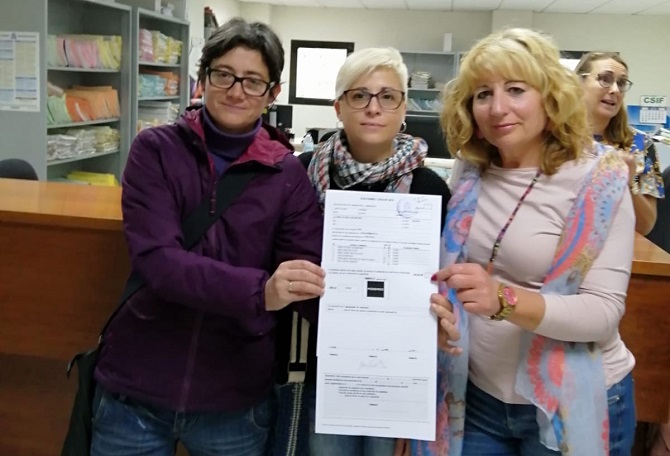 Las tres primera candidatas de la lista de Podemos en Benissa, presentando la candidatura completa en los juzgados de Dénia.