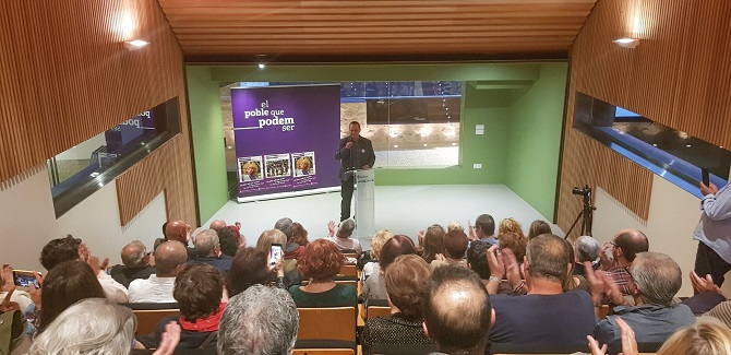 Rubén Martínez Dalmau durante su intervención que fue muy aplaudida por el numeroso público presente en el acto de Podem Benissa.