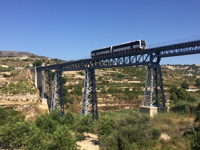 Un tren a su paso por el Pont del Quisi en Benissa