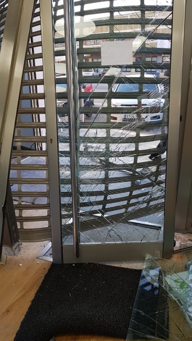 Las puertas de cristal y aluminio tambén se vieron seriaménte perjudicadas.