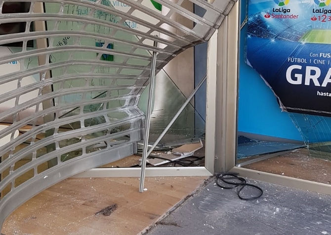 En este estado quedó la persiana metálica de acceso a la tienda Movistar de Benissa