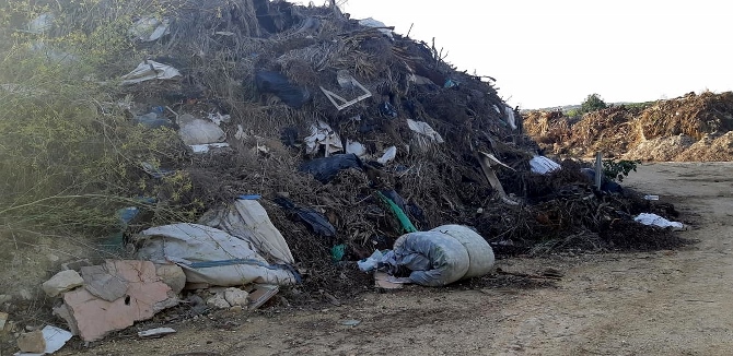 La basura se acumula entre los restos vegetales en el Ecoparque de Benissa.