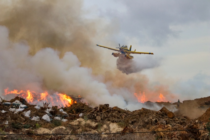 Hasta tres días podría estar activo el incendio en el Ecoparque de Benissa