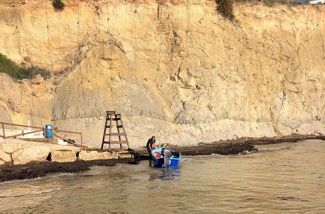 Una de las pateras ha sido localizada en la playa Calalga de Calpe