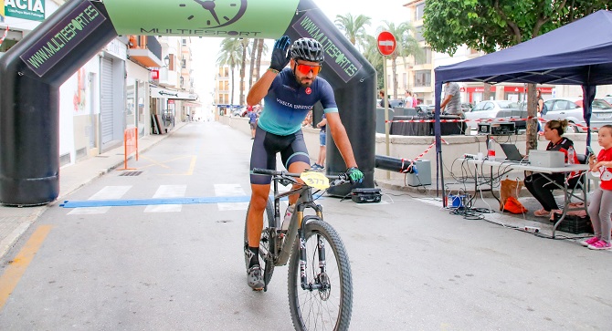 Juanjo Femenía en el momento de su llegada a meta como primero de la general.