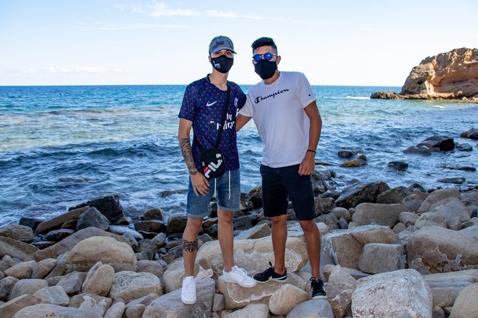 Kevin (drcha.) y Juan Pablo (izqda.) posan en el lugar donde salvaron a las dos mujeres. Falta en la imagen Osama.