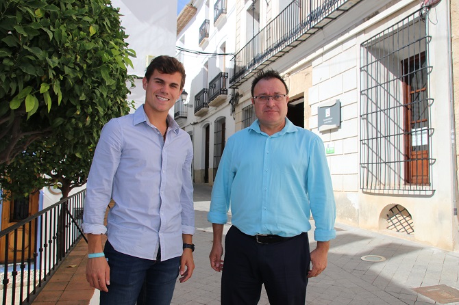 El concejal de Educación, Adrián Cabrera y el nuevo director de la Sede Universitaria de la Marinta, Josep Ochoa.