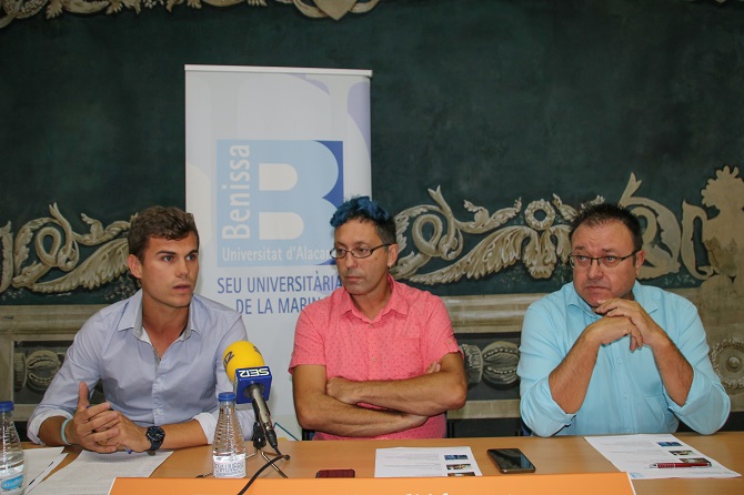 Momento de la presentación del nuevo director en el Salón Noble de la Sede Universitaria de la Marina.