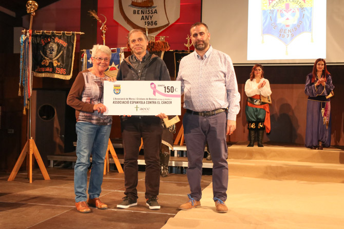 Donativo a la Asociación contra el Cáncer en Benissa.