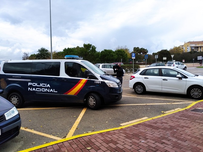 Momento en el que el detenido llega al juzgado de Dénia.