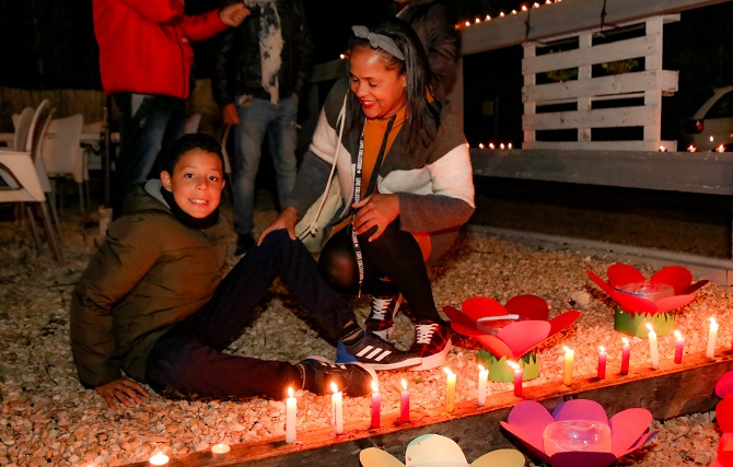 Las familias se reúnen y encienden las velitas y "faroles".