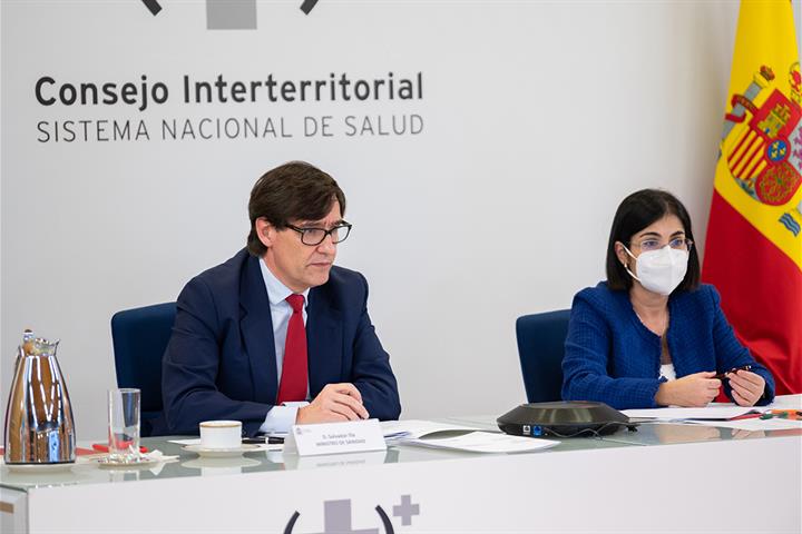 Los ministros de Sanidad, Salvador Illa y de Administraciones Públicas, Carolina Darias, en la reunión del Consejo Interterritorial de Salud