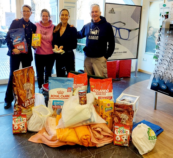 Foto (de izquierda a derecha): Ilona Quadflieg, auxiliar de Óptica en Specsavers Ópticas Calpe; Billie-Jo Johnson-Roberts, directora del Refugio Akira; Chantelle Hayward, directora de Specsavers Ópticas Calpe; Paul Howles, miembro de la Junta Directiva y voluntario de Akira