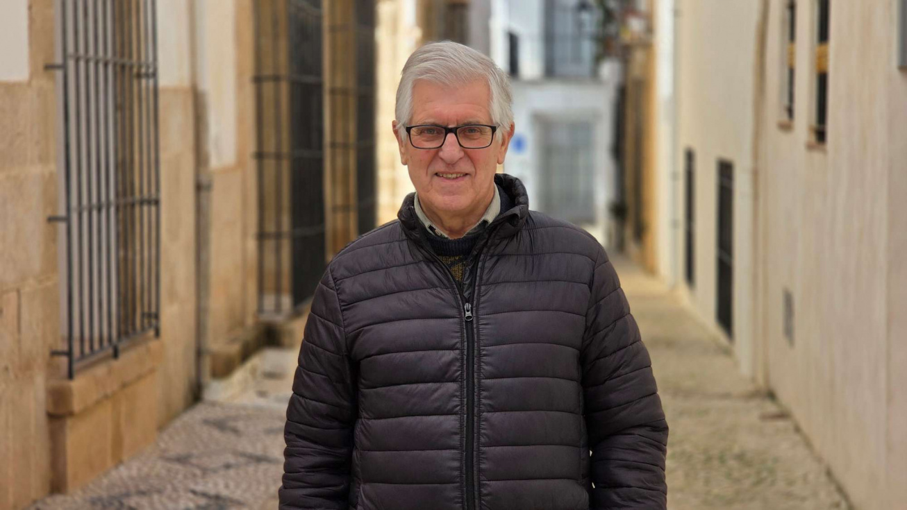 Jos&eacute; Ramiro Cap&oacute;, pregonero de la Pur&iacute;ssima Xiqueta 2026, en una de las calles del casco antiguo