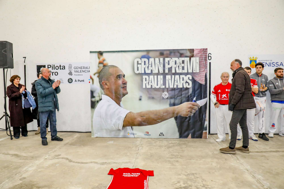 Descubrimiento del panel con la nueva denominaci&oacute;n del Gran Premi dedicada a Ra&uacute;l Ivars &ldquo;Vaqueta&rdquo;
