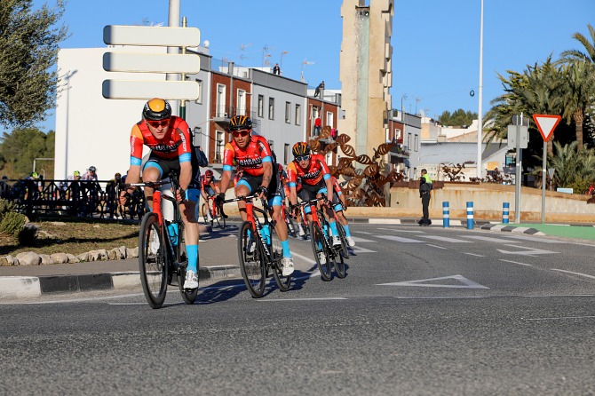 Los cicliistas a su paso por Teulada