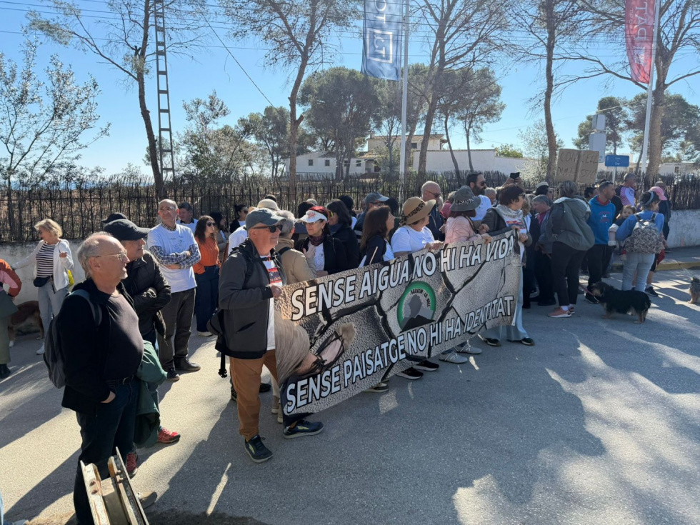 Cadena humana en el litoral de Benissa contra Patmore, con presencia de Reiniciem, Compromís, CIBE y PSPV-PSOE