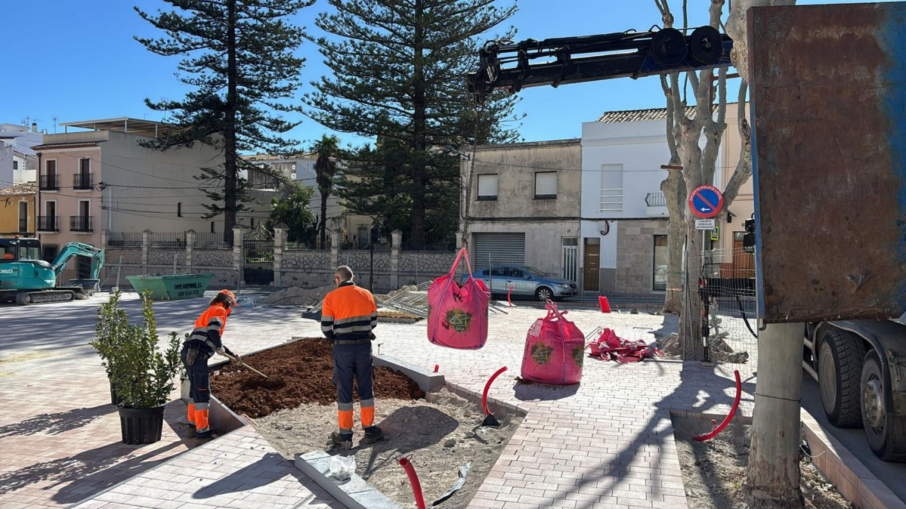 Benissa ultima la urbanización exterior del nuevo Ayuntamiento con un jardín mediterráneo de bajo consumo hídrico