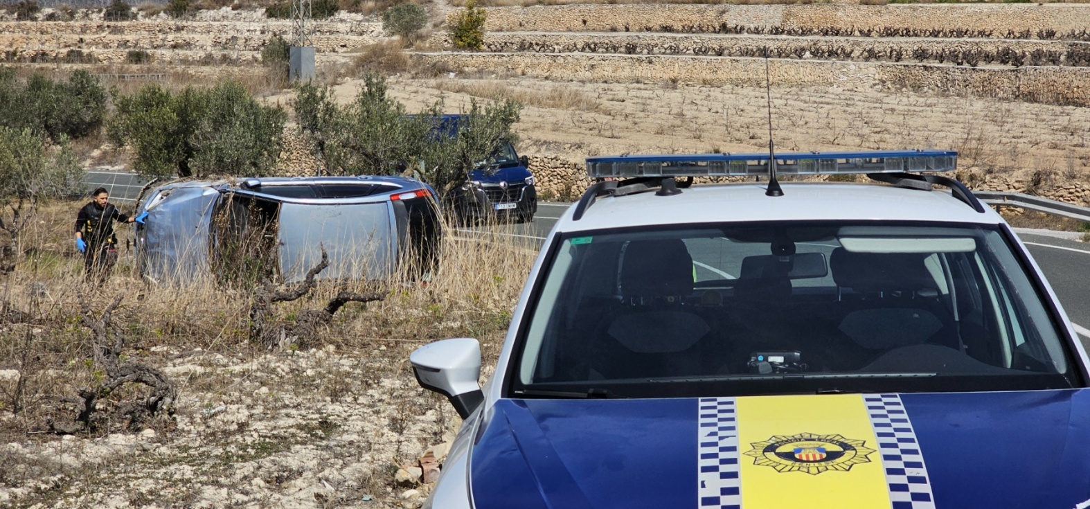 Aparatoso accidente en Benissa tras salirse un vehículo de la carretera y dar dos vueltas de campana