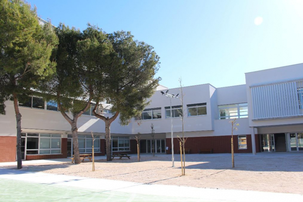 Las familias del CEIP Serra de Bèrnia de Xaló alertan de la pérdida de dos docentes y de más masificación para el próximo curso