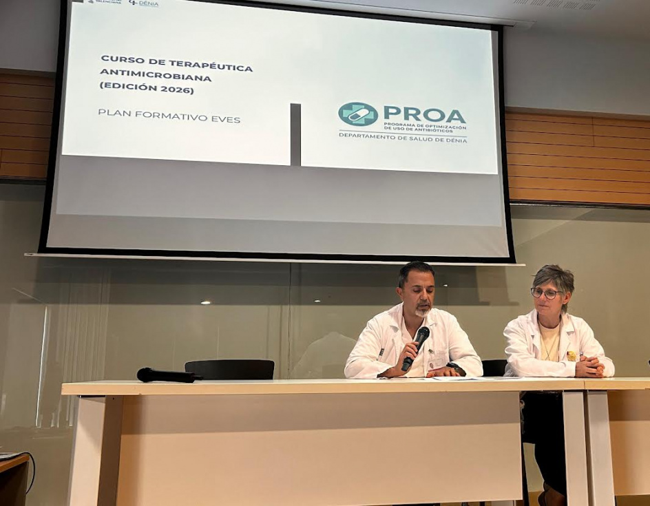 Juan Puig (gerente del hospital de D&eacute;nia) y Rosa Ferr&aacute;ndiz (directora de enfermer&iacute;a de Atenci&oacute;n Primaria)