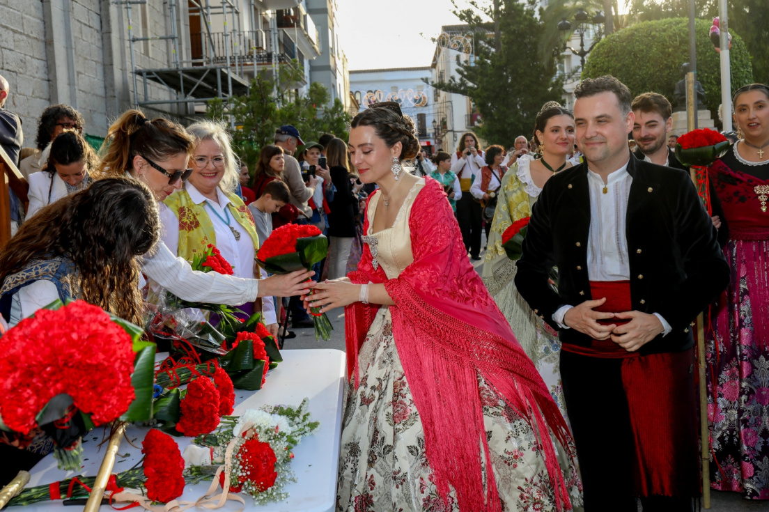 La ofrenda floral a la Puríssima Xiqueta llena de tradición y participación las calles de Benissa