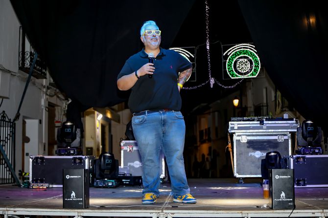 Miki Dkai es lo que se podría denominar como un alma humilde que brilla en el escenario y conquista corazones en pequeñas localidades