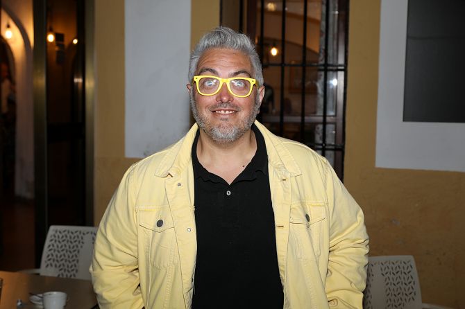Miki Dkai es lo que se podría denominar como un alma humilde que brilla en el escenario y conquista corazones en pequeñas localidades