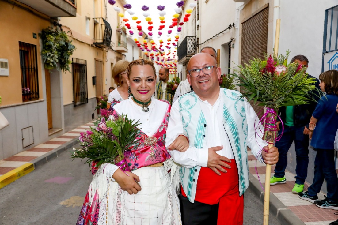 Senija rinde homenaje a la Mare de Déu dels Desamparats con una colorida Ofrenda de Flores