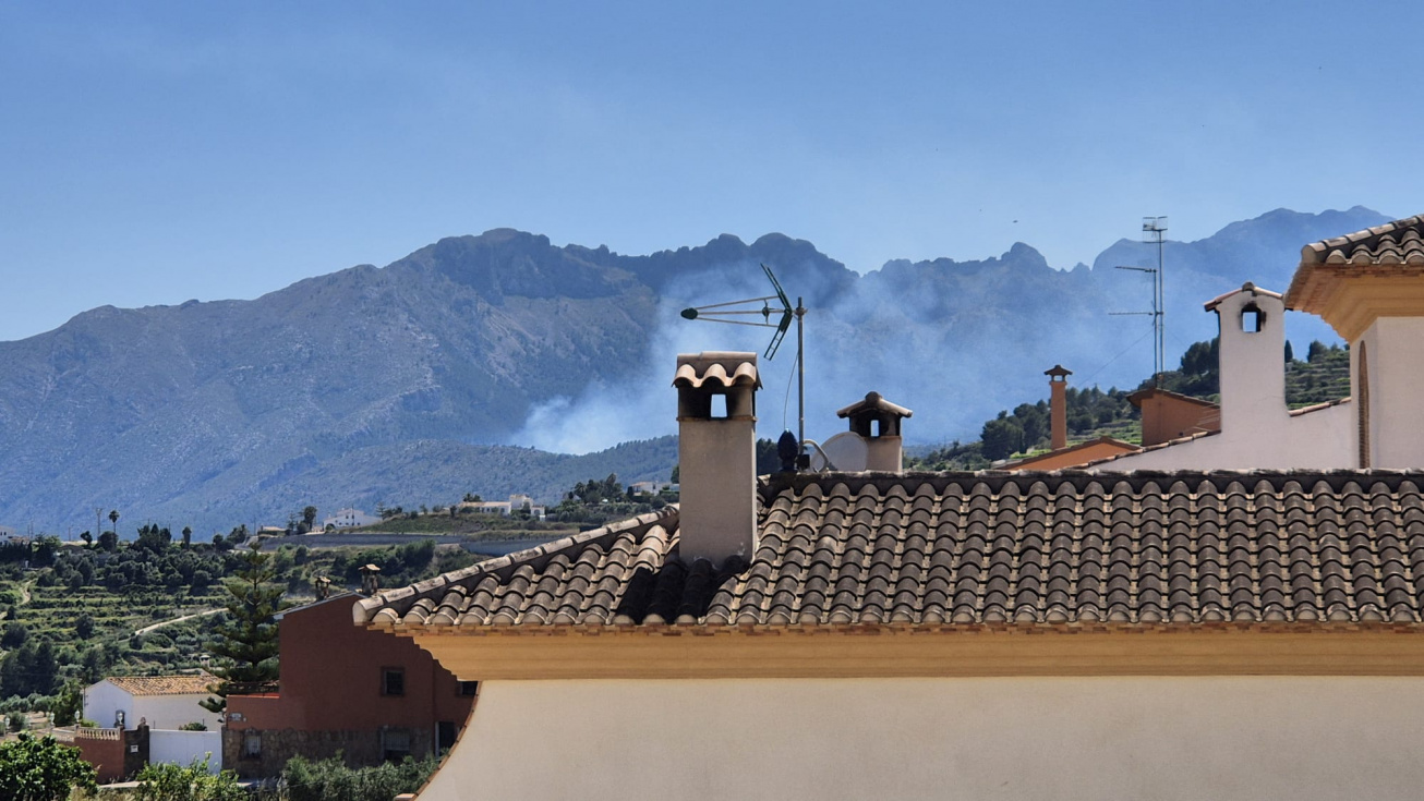 Un incendio forestal moviliza medios aéreos y terrestres en la partida Pinos de Benissa