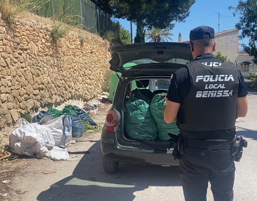 La Policía Local de Benissa intensifica la vigilancia contra los vertidos ilegales y tramita varias denuncias este fin de semana
