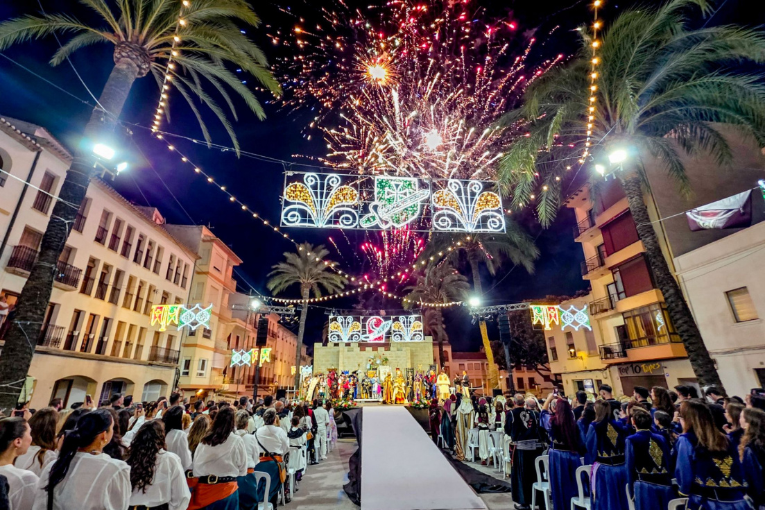 Benissa enciende la mecha de sus Moros y Cristianos con un pregón que reivindica la historia, la tradición y el alma festera del municipio