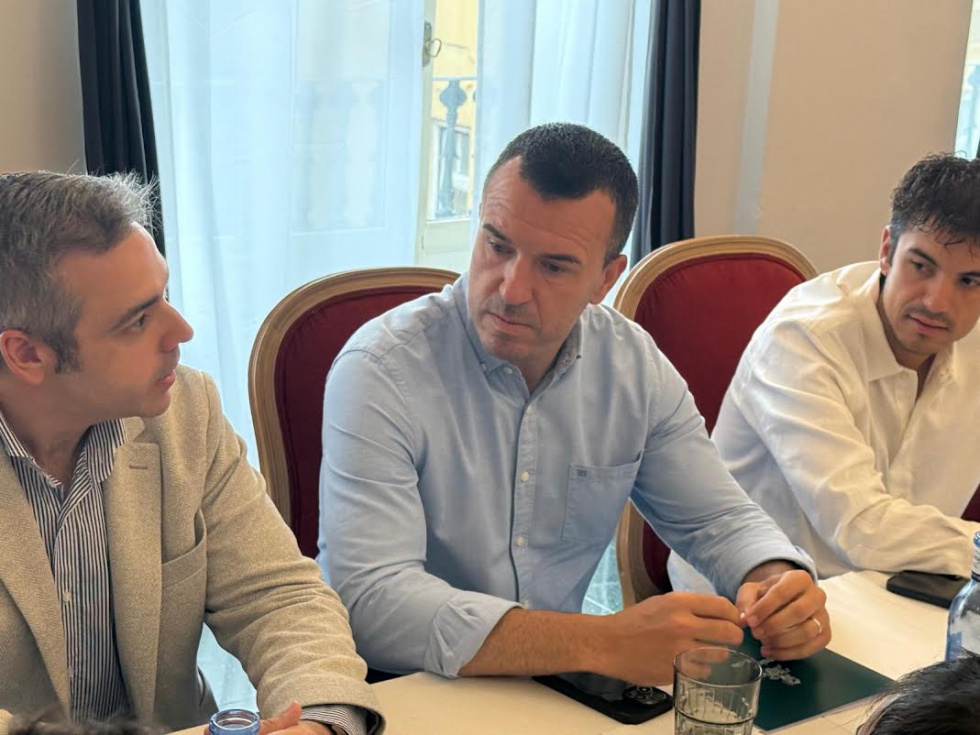 Mompó plantea reforzar los servicios compartidos con Alicante para combatir la despoblación y mejorar la calidad de vida