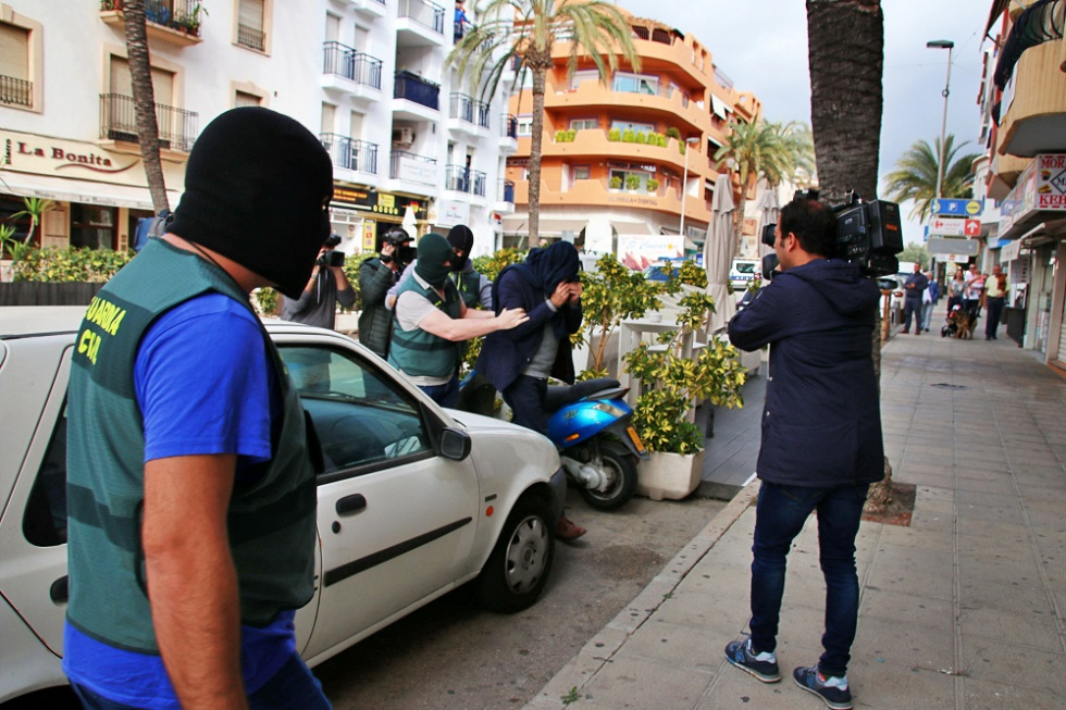 Imagen de archivo: El asesino de Alina Mocanu en el momento de ser trasladado a la oficina donde sucedió el crimen para la reconstrucción de los hechos