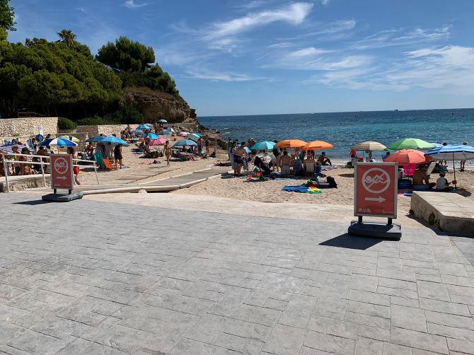La playa de la Fustera en Benissa cerrada al baño