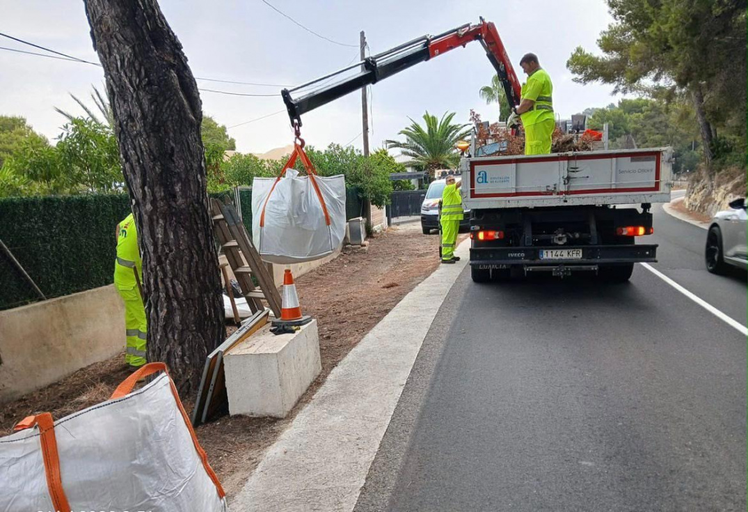 Arturo Poquet destaca el refuerzo de la limpieza en las carreteras provinciales para prevenir incendios forestales