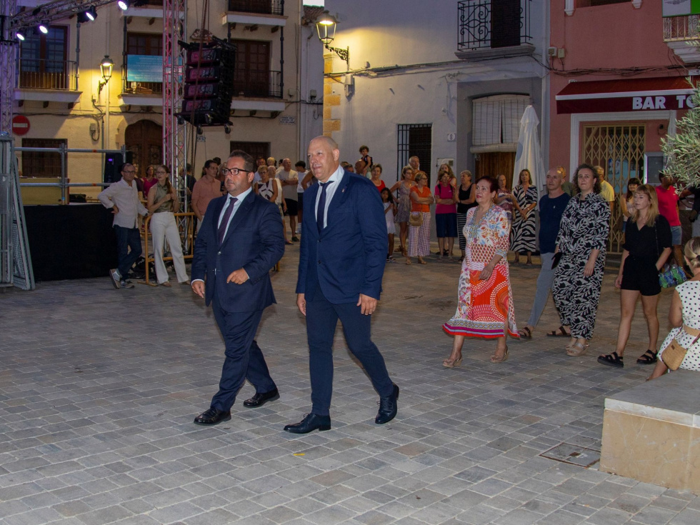 Agustín Almodóbar visita las fiestas de Alcalalí y ofrece colaboración para restaurar la imagen de San Miguel