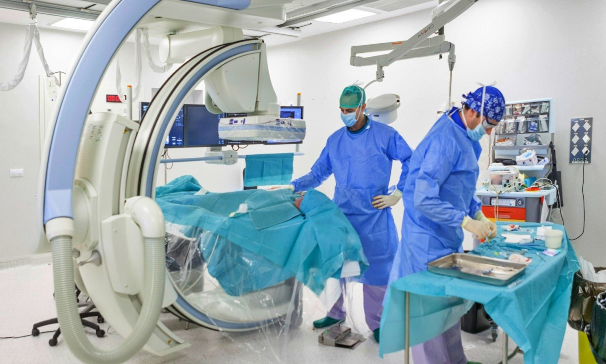 El Hospital de Dénia reduce a 12 días la espera para operar a los pacientes de mayor gravedad