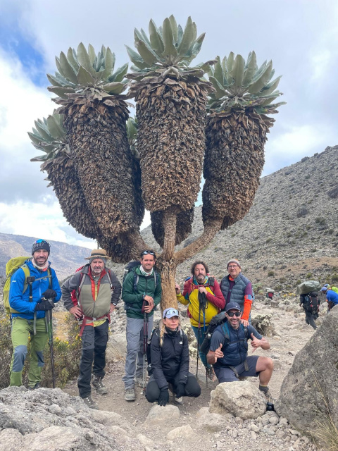 La vegetaci&oacute;n de las cotas bajas fue dando paso a un paisaje cada vez m&aacute;s desnudo y exigente.
