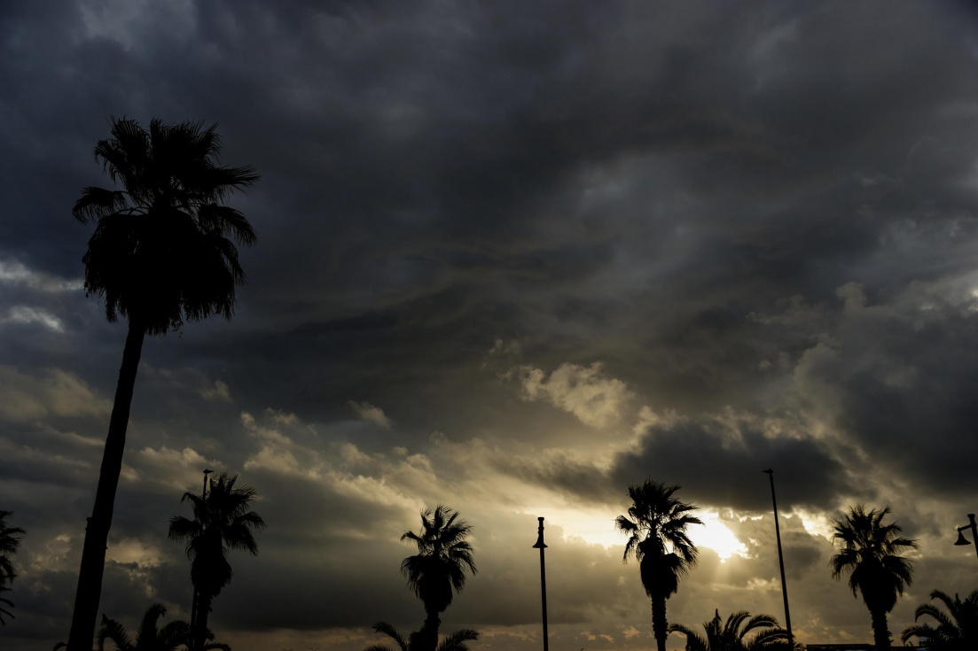 Imagen de archivo de un amanecer con nubes.EFE/ Kai Forsterling