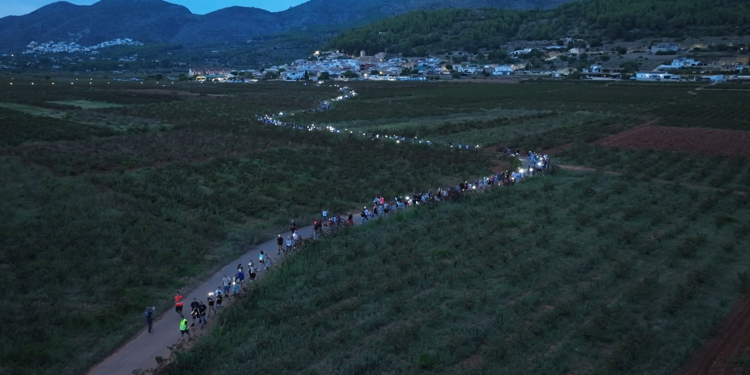 Centenares de personas iluminan el Pla de Llíber