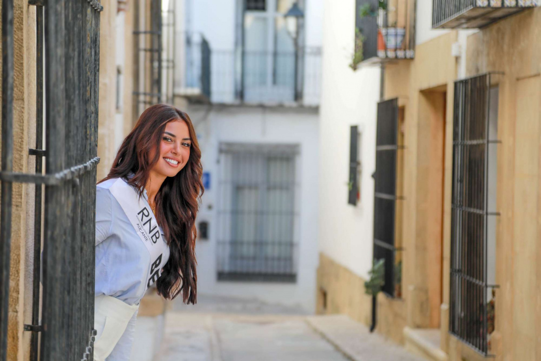 La candidata benissera Gabriela Marqués, aspirante a Miss RNB Alicante 2025, en una de las calles emblemáticas de su localidad.