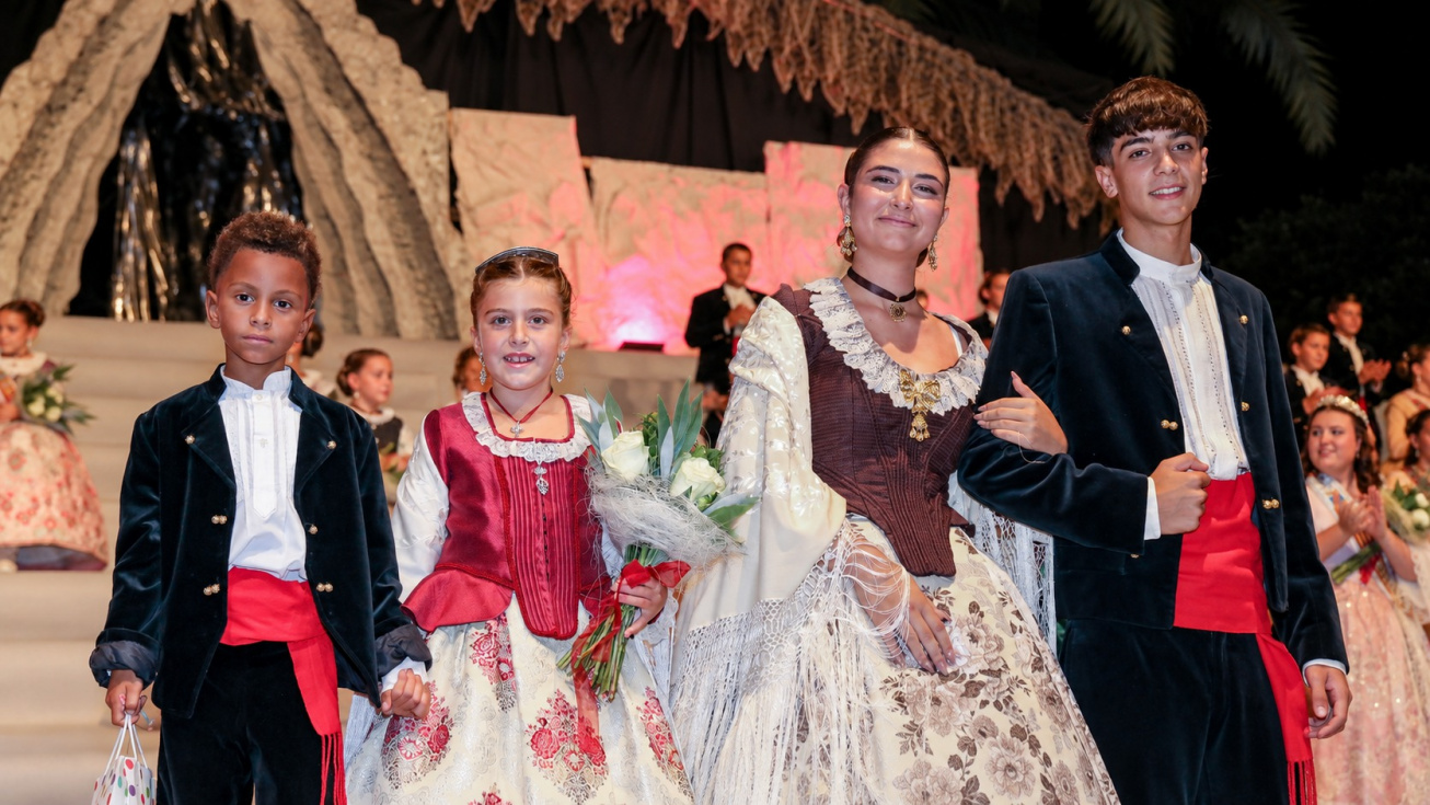 Las reinas de la Pur&iacute;ssima Xiqueta 2027 de Benissa, Irene Ivars Bolufer y Daniela G&oacute;mez Schaumburg, junto a sus acompa&ntilde;antes Malik Runor Haller y Rub&eacute;n Bertomeu Avil&eacute;s.