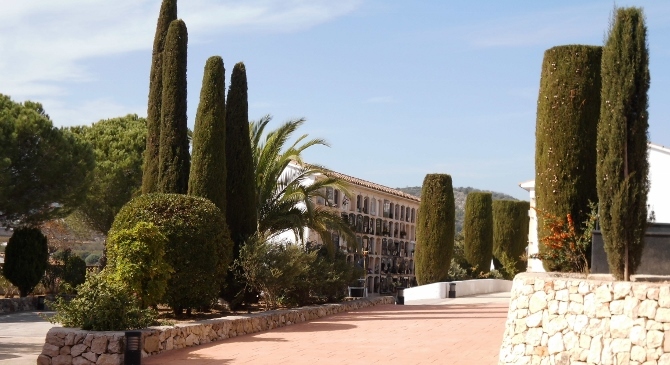 Benissa incorpora un código QR en el cementerio para localizar fácilmente las sepulturas