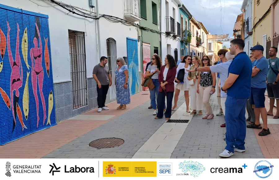 Els Poblets muestra a empresas de La Marina Alta el proyecto Persianes amb Art