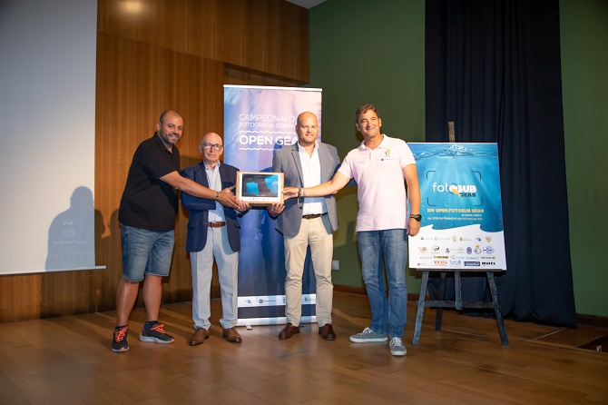 Presentación de la tarjeta postal conmemorativa